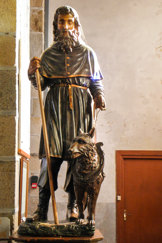 Darstellung, wahrscheinlich aus dem Beginn des 19. Jhd., des Heiligen Saint Hervé in einer Skulpturengruppe mit seinem Wolf.